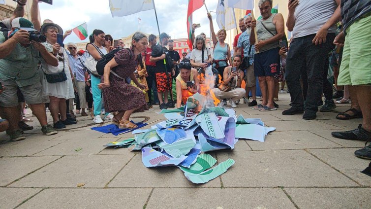 В кадър: Протестиращи настояват за запазване на лева 