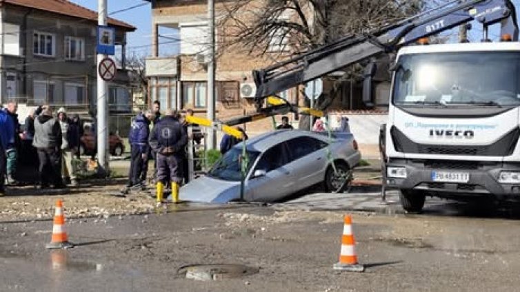 Кола пропадна в дупка от ВиК авария в "Столипиново"