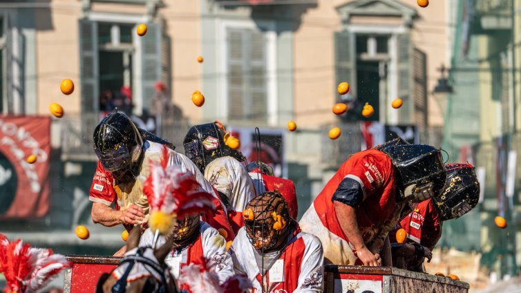 Хиляди портокали полетяха във въздуха на карнавал в Италия ВИДЕО
