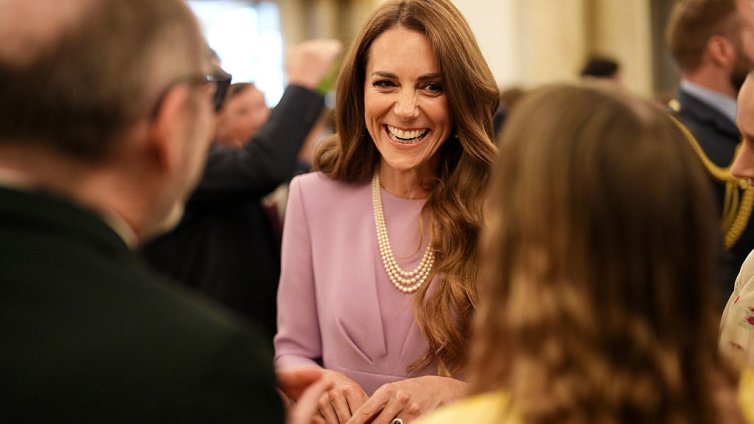 Кейт Мидълтън подноси любимата лилава палитра на Елизабет II