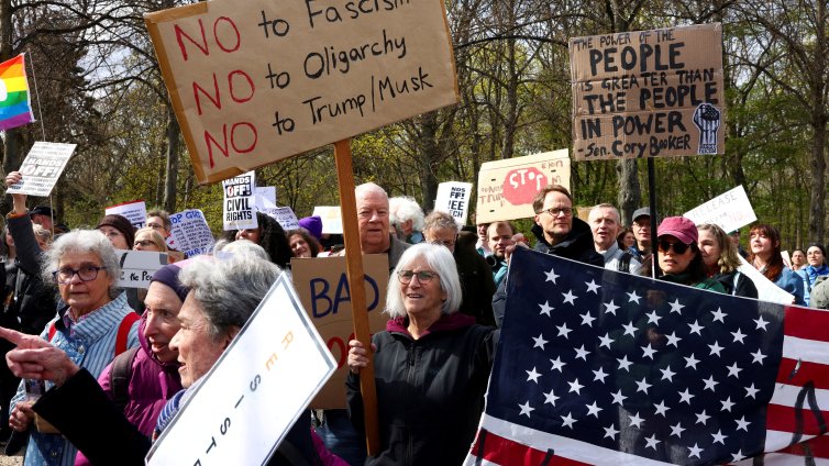 Стотици протестираха в европейски градове срещу Тръмп и Мъск