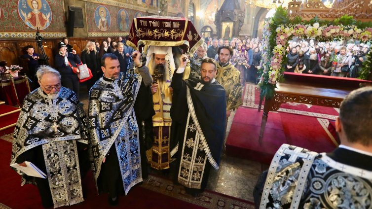 В кадър: Изнасянето на плащаницата в "Света Неделя" в София