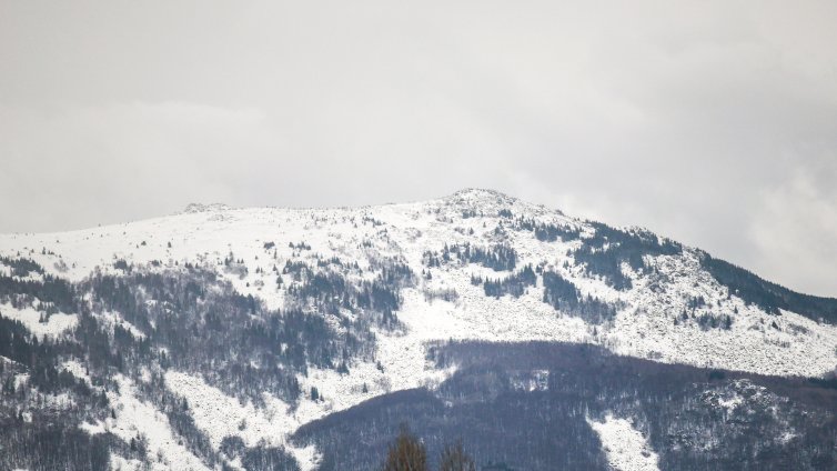 В планините е облачно и мъгливо, вятърът е силен