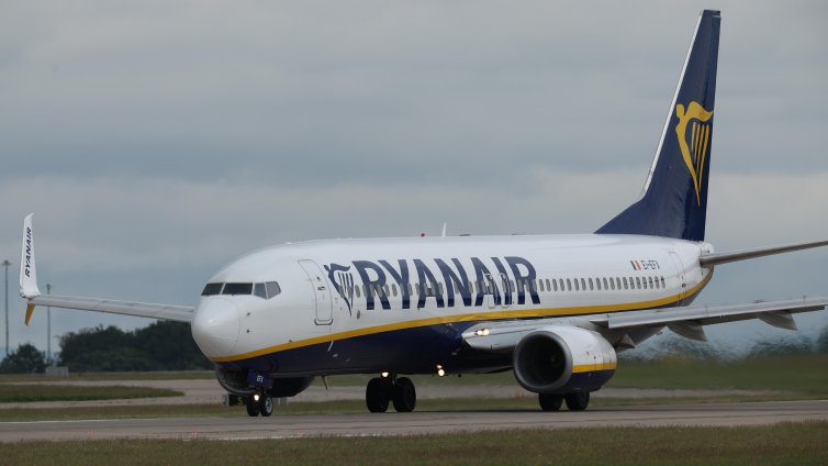 Разследват Ryanair: карали родители да плащат, за да седят с децата си 