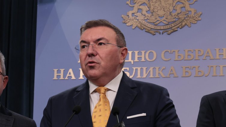 Костадин Ангелов седна в стола на Рая Назарян 