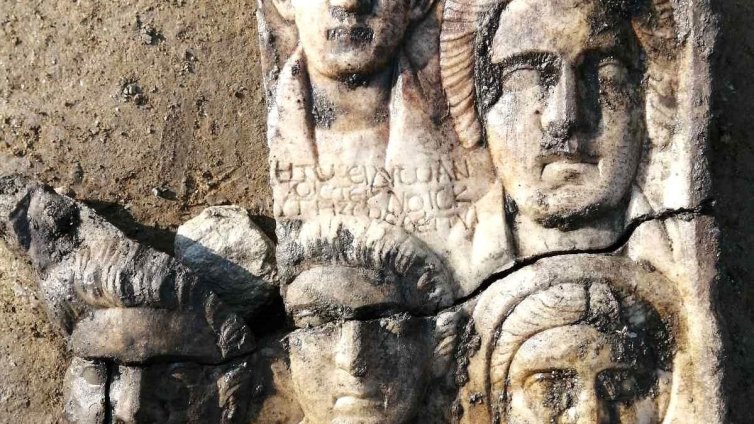 Така са изглеждали хората в Хераклея Синтика: Откриха мраморна плоча с портрети 