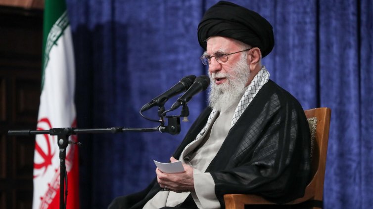 Аятолах Хаменей: Иран няма да се преклони пред САЩ