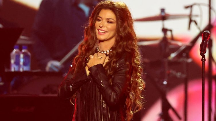 Шаная Туейн на 60 - певицата посрещна юбилея си по секси бельо