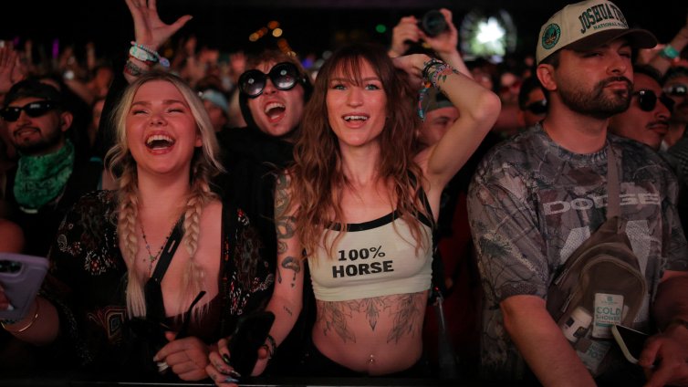 В кадър: Над 100 000 фенове се потопиха и потиха на фестивала Coachella