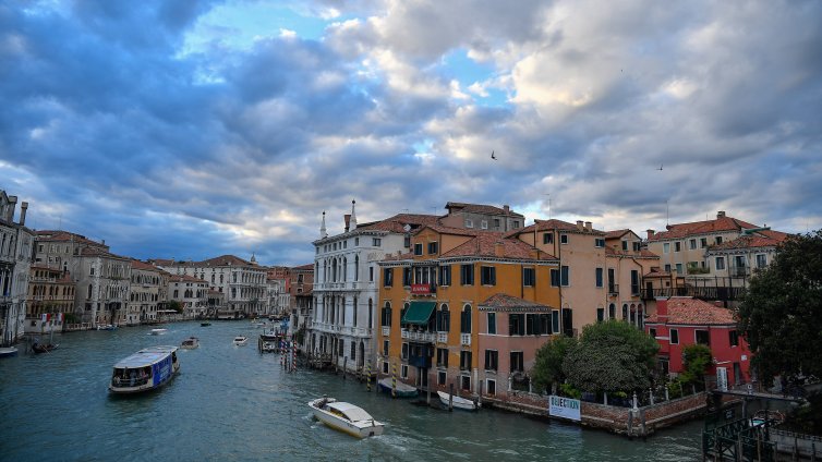 Корабче се сблъска с гондоли във Венеция, осем души пострадаха