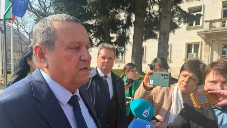 Адемов: Няма да допуснем натиск върху уязвимите групи преди изборите