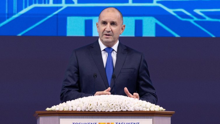 Радев с ирония към Борисов: От пътуване не мога да празнувам рождения си ден