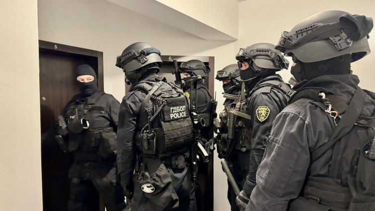 Задържаха членове на престъпна група, занимавала се трафик на мигранти