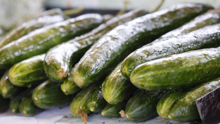 Шопската салата струва колкото 1 кг месо, а цената на кошницата &ndash; без промяна