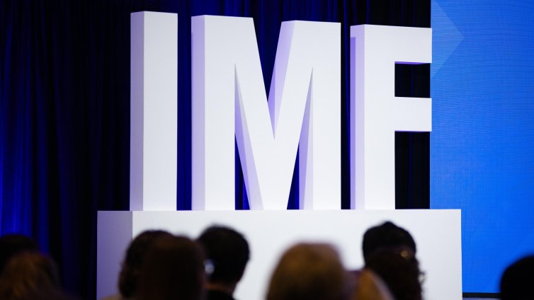 МВФ одобрява плащане от 500 милиона долара за Украйна