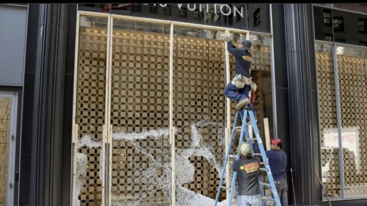 Трима маскирани ограбиха луксозния магазин Louis Vuitton в Рим