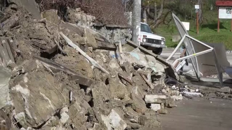 Свлачище се стовари върху автобусна спирка във Велико Търново ВИДЕО