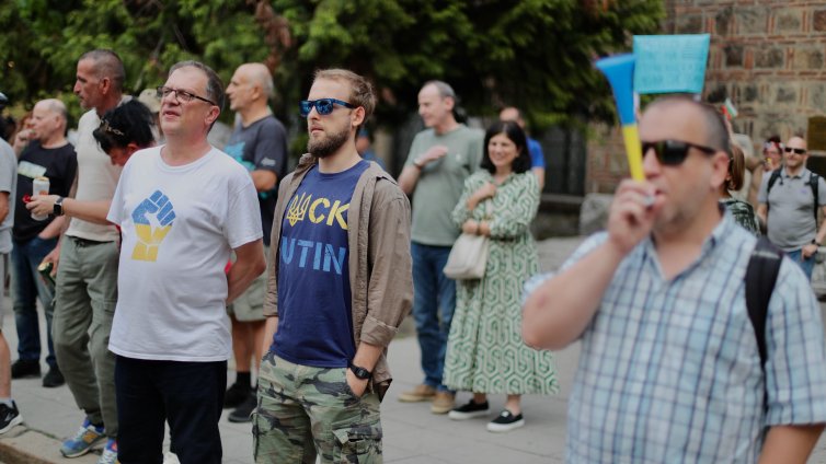 "Оставка" ехти в центъра на София: Протест срещу Радев блокира ул. "Леге"