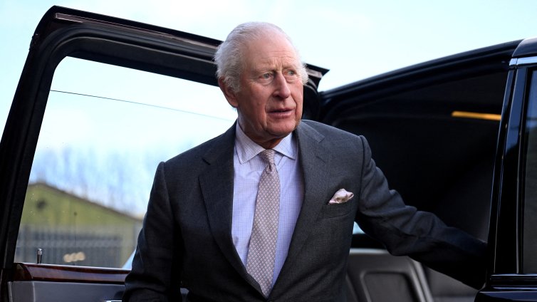 Усмихнатият крал Чарлз се появява публично след престой в болница