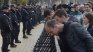 Протестиращи дърпат заграждения. Полицията през мегафони: Спрете!