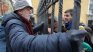 Подкрепящи срещу противници в СУ, а по средата полицаи