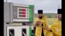 Свещеници борят недостига на гориво в Русия освещавайки... бензиностанции ВИДЕО