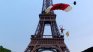 Двама мъже скочиха с парашути от Айфеловата кула, задържани са