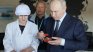 Путин на разходка из Русия: Рита топка, хапва хайвер и облича моряшка униформа ВИДЕО