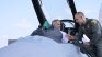 Гюров стана и пилот, разгледа F-16 отблизо