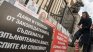 В кадър: Протестиращи вдигнаха снимки на близките си, убити на пътя, пред Съдебната палата