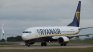 Разследват Ryanair: карали родители да плащат, за да седят с децата си 