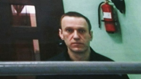 Алексей Навални

Руският опозиционен лидер Алексей Навални почина в затвора на 16 февруари едва на 47 години. Противникът на Путин, който стана известен с твърденията си за огромна корупция в Русия, бе в в поправителната колония № 3 на около 60 км северно от Полярния кръг. Дълго време той бе в изолация, а негови адвокати и поддръжници бяха задочно осъдени. Властите заявиха, че се почувствал зле след разходка, почти веднага загубил съзнание. Били направени всички необходими реанимационни мерки, но те не дали резултат. 

Навални излежаваше 19-годишна присъда по обвинения в екстремизъм. Той беше арестуван през януари 2021 г. при завръщането си в Русия от Германия, където се лекуваше след опит за отравяне. Според дисидента опитът за покушение срещу него е бил организиран от руските специални служби. През февруари 2021 г. съдът отложи предишната присъда на Навални за лишаване от свобода за предполагаеми финансови измами. През март 2022 г. опозиционерът получава друга присъда - девет години в строго охранявана наказателна колония по обвинения в присвояване и неуважение към съда. Два месеца по-късно срещу Навални са повдигнати нови обвинения, включително за "създаване на екстремистка организация", а през октомври 2022 г. списъкът с обвинения е разширен и включва "насърчаване на тероризма" и "реабилитиране на нацизма". През август 2023 г. московски съд призна Навални за виновен в предполагаемата "екстремистка дейност" и го осъди на общо 19 години затвор. Навални е преместен в наказателна колония с висока степен на сигурност, предназначена за най-опасните затворници, включително рецидивисти и осъдени на доживотен затвор. Навални неведнъж се е оплаквал от условията в наказателната колония, като директно ги е наричал изтезания. Критикът на Кремъл съобщи, че е бил лишаван от сън, не е получавал медицинска помощ и умишлено е бил поставен в килия с осъден за убийство затворник, който страда от тежки заболявания и не спазва лична хигиена. Освен това не му е бил разрешен никакъв контакт със защитниците или роднините му. Снимка: БГНЕС/ЕРА