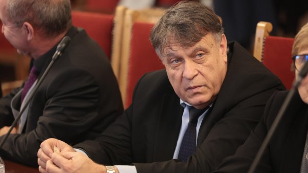 Министър на образованието и науката &ndash; проф. Георги Вълчев

Проф. Георги Вълчев е ректор на Софийския университет "Св. Климент Охридски", избран на поста през ноември 2023 година. Той е утвърден учен и експерт в областта на културознанието и историята с дългогодишен управленски опит в академичната сфера.

В периода 2015 &ndash; 2023 г. заема позицията заместник-ректор по учебната дейност (докторанти и продължаващо обучение). Професионалната му кариера в Софийския университет включва още постовете ръководител на катедра &bdquo;История и теория на културата&ldquo; (2011 &ndash; 2019 г.) и научен секретар на Философския факултет. Той е създател и ръководител на магистърската програма "Мениджмънт и социализация на културното наследство".

Автор е на редица значими научни публикации и монографии, сред които "Историята и нейните публични употреби", "Захарий Стоянов и символният капитал на Българското възраждане" и "Чужденците в българската следосвобожденска култура". Научните му интереси са фокусирани върху публичните употреби на историята и управлението на културните процеси.

Проф. Вълчев е магистър по история и философия от Софийския университет. През 1998 г. придобива образователна и научна степен "доктор" в Центъра по културознание. През 2023 г. е избран за професор в катедра "История и теория на културата". Владее френски и руски език. Снимка: БГНЕС