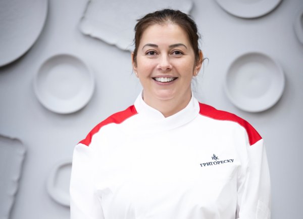 Григореску се е занимавала с една от най-благородните професии - тази на медицинската сестра.​ Родена в Букурещ, израства в Канада. Любовта я среща с България и с кулинарията, а стеснителността си смята да компенсира с много знания и умения в кухнята. В момента със съпруга си и двете им деца живеят в Кърджали. Снимка: Нова тв