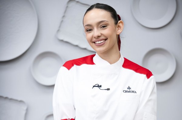 Любителка на лъщящото, дрънкащото и екстравагантното, Gen-Z фурията Симона влиза в Кухнята на Ада като същинско торнадо от емоции и идеи.​ Снимка: Нова тв
