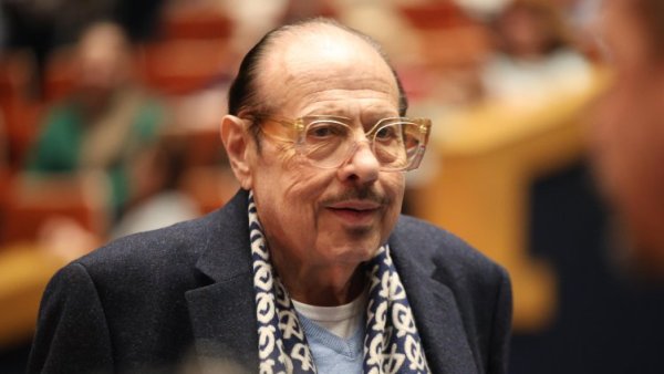 Журналистът, художник и общественик Иван Тенев, известен като Агент Тенев, почина на 74-годишна възраст на 30 октомври. Професионалната му кариера започва като карикатурист във вестник "Стършел" и други столични издания. Участва в осем национални изложби на карикатурата и над 60 международни прояви в Канада, Югославия, Белгия, Италия и Турция. Носител е на три международни награди. От 1975 г. е член на секция "Приложна графика" към Съюза на българските художници и има две самостоятелни изложби с карикатури. През 1980 г. започва работа като автор на текстове за поп и рок песни и продуцент. Сътрудничи с някои от най-известните български изпълнители и е продуцент на Кристина Димитрова и Орлин Горанов. Журналистическата му кариера започва през 1989 г., когато създава Агенция "Тенев" &ndash; независима организация за новини и коментари от светския живот. Първоначално предаването се излъчва в "Хоризонт за вас" по БНР, а по-късно и в спортната рубрика на БНТ "Трето полувреме". Снимка: БГНЕС