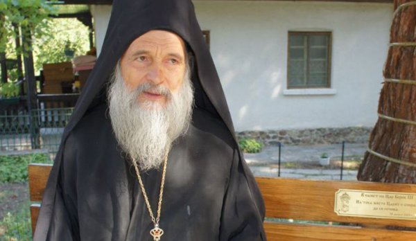 Амвросий Зографски почина на 27 януари във Военномедицинската академия в София след кратко боледуване на 85-годишна възраст. Български духовник. През 1973 година става послушник в Бачковския манастир при игуменството на архимандрит Иларион. През 1977 година се замонашва с името Амвросий. През 1981 година заминава за Света Гора в българския Зографски манастир. На 6 май 1997 година е избран от манастирския Събор за игумен на манастира. На 28 януари заупокойната литургия е отслужена в митрополитския катедрален храм &bdquo;Света Неделя&ldquo; в София от епископите Пахомий Браницки и Климент Левкийски в съслужение с монаси от братството на Зографската света обител, монаси от Софийската епархия и в присъствието на президента Румен Радев, председателя на парламента Наталия Киселова и патриарх Даниил Български.