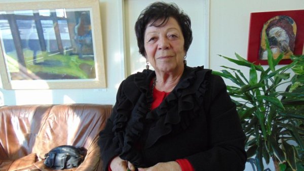 Божана Апостолова, поетеса и издателка, почина на 2 юни на 80-годишна възраст. Носителка на Орден &bdquo;Стара планина&ldquo; I степен за големите си заслуги в развитието на българската култура. Тя е собственичка на Полиграфически комплекс и Издателска къща &bdquo;Жанет 45&ldquo; и &bdquo;Студио Стандарт&ldquo;, както и управителка на фондация &bdquo;Изкуство без граница&ldquo;. Инициаторка и съучредителка на инициативите &bdquo;Пловдив чете&ldquo; и &bdquo;Младият Пловдив чете&ldquo;, създава годишната литературна награда за поезия &bdquo;Иван Николов&ldquo;. Снимка: БГНЕС