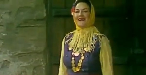 Народната певица Верка Сидерова почина на 2 юли на 99-годишна възраст. В дългата си кариера тя е изпяла най-запомнящите се добруджански мелодии и години наред е един от най-ярките гласове на ансамбъл "Филип Кутев&rdquo;. Носителка е на голямата награда "Нестинарка" за цялостен принос към народното творчество, както и на титлата "Почетен гражданин на Добрич". Песните в репертоара на Сидерова са повече от 200 и са само от Добруджанския край. "Лале ли си, зюмбюл ли си", "Изгряла е месечинка" и "Росен, росен, зелен росен" са емблематични песни за дългата кариера на голямата певица. Кадър: БНТ