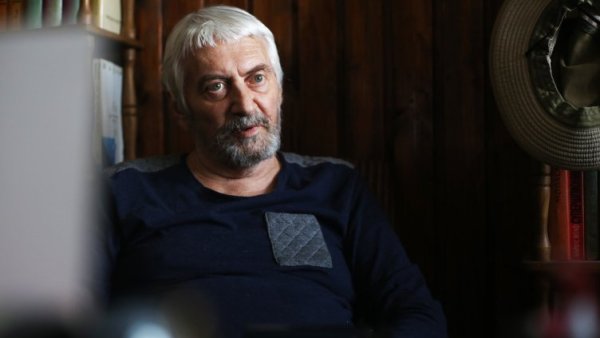 Български писател и сценарист Владо Даверов почина на 8 януари след кратко боледуване на 76-годишна възраст. Той е автор на разкази, новели, повести, романи и множество киносценарии. Важно място в творчеството му заема романът "Вчера", по който прави и сценарият за едноименният филм на режисьора Иван Андонов. Работи първо като репортер във в. "Народна младеж", а по-късно завеждащ отдел "Култура" на в. "Студентска трибуна". През 80-те е сценарист-редактор в Студия за игрални филми "Бояна", а след промените работи във в. "Демокрация" и в БНТ, където отговаря за кинопроизводството. От романите на Даверов най-популярен е "Вчера". Той доразвива основните сюжетни линии на новелата "Седмица в живота ти", вдъхновен от музиката на "Бийтълс" и "Спасителят в ръжта" на Селинджър. През 2009 г. излиза продължението на "Вчера" - "Prime time". Романът му "Кенеди" има интересна история. Той е отпечатан през 1992 г., но разпространението му в книжарниците е спряно, въпреки вече настъпилите демократични промени. Темата е останала неудобна &ndash; доносниците. През 2008 г. излиза четирилогията "Чудовището ДС". Последната книга на Владо Даверов е романът "Ягодовите полета", излязъл през 2014 г. Важно място в творчеството му заемат киносценариите, които пише през 80-те и 90-те години. Сценарист е на филмите: "Царска пиеса" (1982), "Живот до поискване" (1987), "Вчера" (1988), "Делото" (1989), "Голямата ченгеджийница" (1993), "Нощта на самодивите" (1995), "Трафик" (1995), "Суламит" (1997) и "Двама мъже извън града" (1998). Снимка: БГНЕС