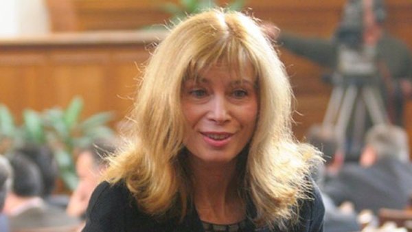 Журналистката и по-късно политик Диляна Грозданова почина на 22 април на 67-годишна възраст. Завършва специалност &bdquo;Журналистика&ldquo; в Софийския университет &bdquo;Св. Климент Охридски&ldquo;. Кариерата ѝ започва като репортер в Българското национално радио и Българската национална телевизия. По-късно става водеща на предаването &bdquo;Отзвук&ldquo; по БНТ, с което печели широка популярност. Грозданова има и активна роля в политическия живот на страната. През 1999 г. е имиджмейкър на тогавашния кмет на София Стефан Софиянски, а впоследствие става и член-учредител на неговата партия &ndash; Съюз на свободните демократи (ССД). През 2001 г. е избрана за народен представител от листите на НДСВ в XXXIX Народно събрание. В началото на 2005 г. напуска парламента и се оттегля от политическата сцена. Снимка: БГНЕС