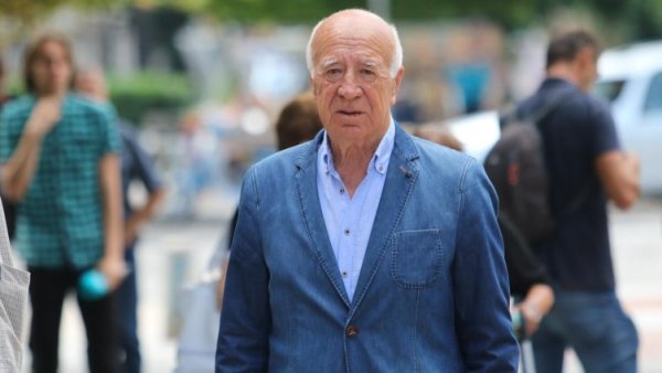 Легендата на Левски и българския футбол Кирил Ивков почина на 24 май, рожденият ден на любимия му отбор. Ивков облича "синия" екип в 374 мача в своята бляскава кариера. Четирикратен шампион и четирикратен носител на &bdquo;Купата на България&ldquo; с &bdquo;Левски&ldquo;. Носител на &bdquo;Купата на България&ldquo;, като треньор на &bdquo;Левски&ldquo;. Бившият защитник играе още за Металург, Миньор (Перник) и Етър. С националния отбор на България той има 44 двубоя и един гол. Като треньор Ивков ръководи Левски, Етър, Ловеч, Сливен, Спартак (Варна), Етникос (Кипър) и Черноморец (Бургас). Кирил Ивков е двукратен носител на наградата за Футболист на България през 1974 и 1975 г. На Игрите в Мексико през 1968 г. той е част от националния отбор, който печели сребърните медали. Снимка: БГНЕС