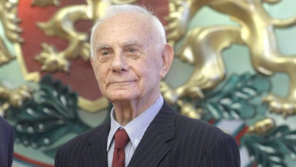 Писателят Найден Вълчев почина на 3 декември на 98-годишна възраст. Той е автор на текста на вечния хит &bdquo;Една българска роза" в изпълнение на Паша Христова. През 2000 г. песента е определена за песен на столетието в национална анкета. През септември 1977 г. е удостоен с  орден &bdquo;Кирил и Методий" първа степен по случай 50-ата годишнина от рождението му и за неговата литературна дейност. На 23 май 2013 г. отново е удостоен с орден &bdquo;Св. св. Кирил и Методий" първа степен за големите му заслуги в областта на културата и изкуството. През май 1982 г. е удостоен е със званието  &bdquo;Заслужил деец на културата". На 11 юни 1998 г. той е удостоен с Наградата за цялостно творчество на Съюза на българските писатели за 1997 г. На 6 юли 2000 г. е удостоен с държавната награда на Беларус - медал &bdquo;Франциск Скорина". На 29 септември 2017 г. Найден Вълчев е удостоен с най-високото си отличие &bdquo;Златен век&ldquo; с огърлие във връзка с неговата 90-а годишнина и като признание за дългогодишното му поетическо и преводаческо творчество. Снимка: БГНЕС