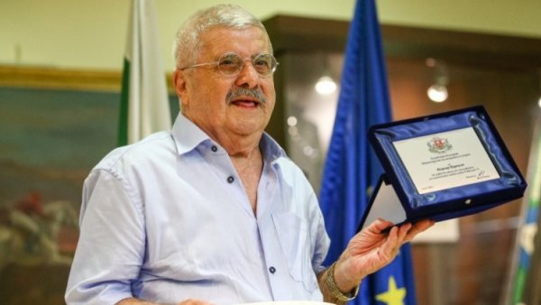 Легендата на българските щанги Нораир Нурикян почина на 11 март на 76-годишна възраст. Той е първият олимпийски шампион и единствен двукратен златен олимпийски медалист по вдигане на тежести на България. Носи на България две олимпийски и две световни титли - в Мюнхен 1972 и Монреал 1976 (тогава Олимпиадите бяха и световни първенства). Нурикян има и требъл през 1976, когато завоюва и европейското злато в Берлин. В бляскавата си кариера той спечели още един сребърен и два бронзови медала от световни първенства, по два пъти е вицешампион и трети в Европа, а пет пъти бе на върха в балканските първенства. Общият брой на завоюваните от него медали от всички състезания е 55 (27 златни, 14 сребърни и 14 бронзови). Подобрил е 5 световни рекорда - два в изхвърлянето и три в трибоя. След края на спортната си кариера той стана помощник на Иван Абаджиев в националния отбор, а след това и старши треньор (1989-1993). Като такъв Нурикян изведе България до общо 4 олимпийски медала в Барселона 1992 - титла на Иван Иванов, сребро на Николай Пешалов и Йото Йотов, както и бронз на Стефан Ботев. Снимка: Lap.bg