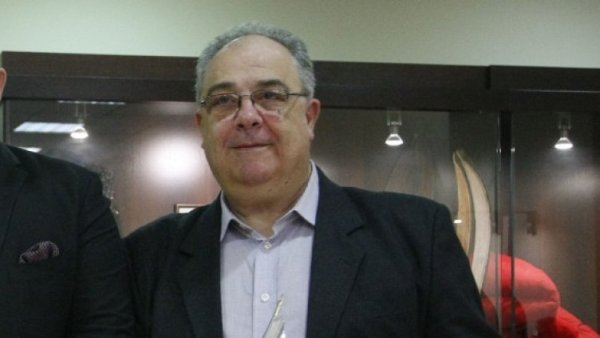 Популярният журналист Петър Василев - Петела почина на 8 януари на 64-годишна възраст. Василев работи в БНТ от 1990 година, а първият мач, който коментира е между ЦСКА и Ботев (Пловдив) през есента на 1991 г. Отразявал е пет европейски (1992, 1996, 2000, 2004, 2012) и шест световни първенства. Коментирал е различни спортове на 15 олимпийски игри, както и световни първенства по бокс. Петър Василев коментира заедно с Николай Колев-Мичмана и великия мач между Франция и България на 17 ноември 1993 година, благодарение на който националният ни отбор се класира на световното първенство по футбол в САЩ през 1994 година. При победния гол на Емил Костадинов двамата изричат знаменитата фраза "Господ е българин". Снимка: Lap.bg