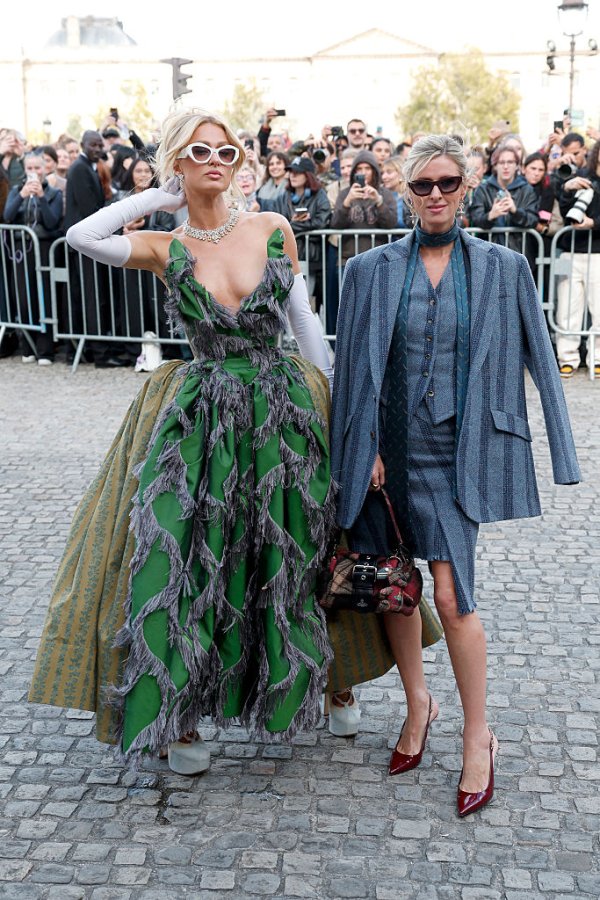 Парис Хилтън и Ники Хилтън присъстват на ревюто пролет/лято 2026 на Vivienne Westwood, част от Седмицата на модата в Париж на 4 октомври 2025 г. 