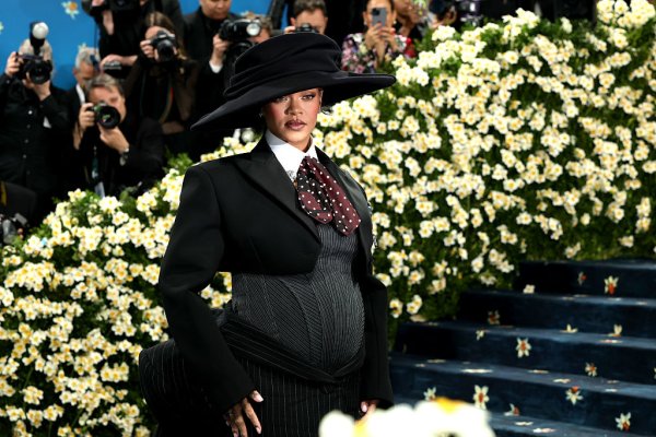Бременната Риана на Met Gala 2025, отбелязваща &bdquo;Superfine: Tailoring Black Style&ldquo; в музея на изкуствата &bdquo;Метрополитън&ldquo; на 5 май 2025 г. в Ню Йорк. Снимка: Майк Копола/MG25/Getty Images за музея &bdquo;Метрополитън&ldquo;/Vogue)