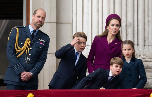 Принц Уилям, принц Джордж, Катрин, принцеса на Уелс, принц Луи и принцеса Шарлот наблюдават прелитането на самолети по случай 80-годишнината от Деня на победата в Европа на 5 май 2025 г. в Лондон, Англия. Снимка от Самир Хюсеин/WireImage/Getty Images