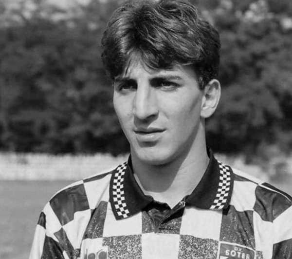 Румен Иванов

Нa  ноември, на 51-годишна възраст почина бившият нападател на Ботев (Пловдив), Етър и Левски Румен Иванов. Започва кариерата си в Металик (Сопот). След това играе за Етър, Ботев (Пловдив), Левски (София), Родопа, швейцарските Йънг Бойс, Аарау и Баден, Валдхоф (Манхайм, Германия) и за три месеца в Малайзия (през есента на 2005 г.). Той е бронзов медалист с Ботев (Пд) през 1995 г. Голмайстор на швейцарската Чалъндж Лига през 1998 г. с 24 гола за Йънг Бойс. В евротурнирите има 6 мача и 1 гол - 2 мача за Етър в КЕШ и 4 мача с 1 гол за Ботев в УЕФА (разписва се при равенството 1:1 срещу Севиля на 26 септември 1995 година на стадион "Христо Ботев"). За националния отбор има 1 мач. Снимка: Ботев Пловдив