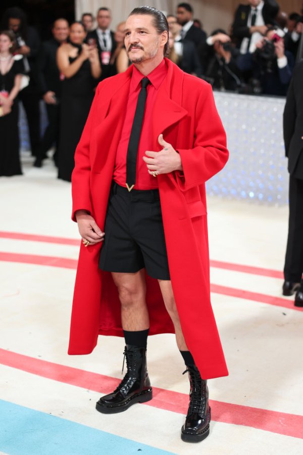 Марката Valentino продължава да привлича общественото внимание дълго след оттеглянето на дизайнера. Актьорът Педро Паскал, известен със смелия си моден стил, носи тоалет на бранда, създаден от креативния директор Пиерпаоло Пичоли, на Met Gala през 2023 година./ Снимка: Getty Images